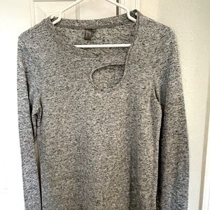 Really nice Sweaty Betty pullover top with cutout and thumb holes !